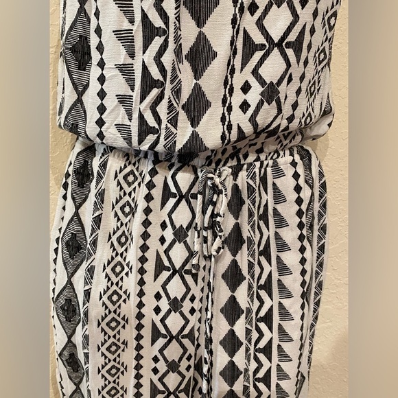 LULU'S Sparrow Black and White Printed Halter Jumpsuit Size S - Picture 3 of 10